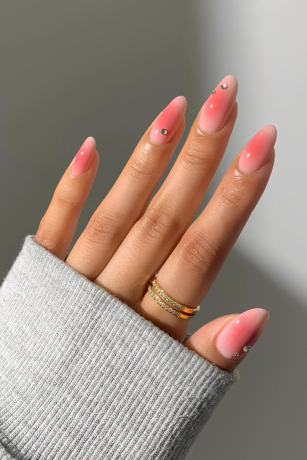 Rosa-Blush-Aura-Nägel mit Strasssteinen