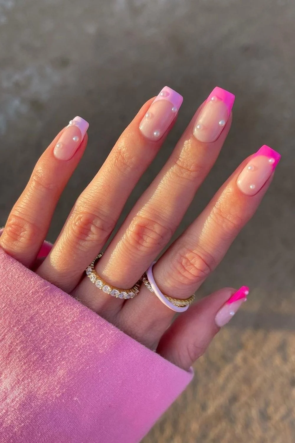 Rosa French Manikuere mit Perlenakzenten