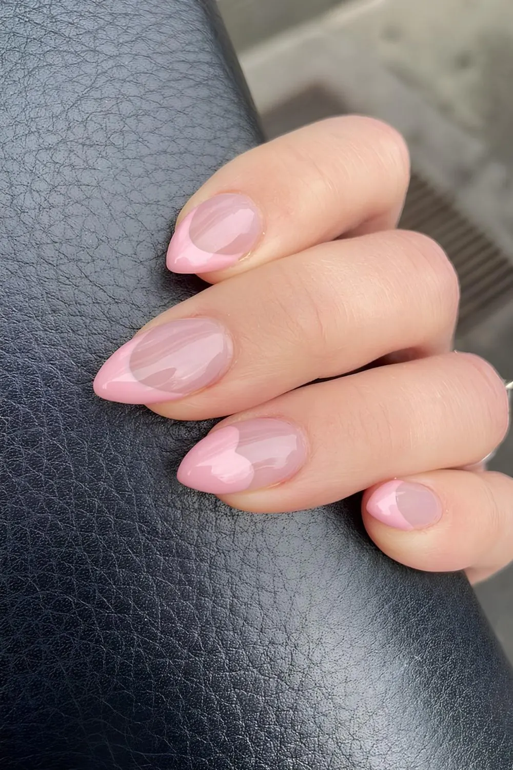 Rosa French-Tips mit Herz-French-Tip-Akzenten