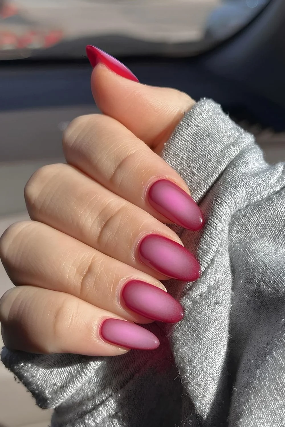 Rosa und rote Aura-Maniküre