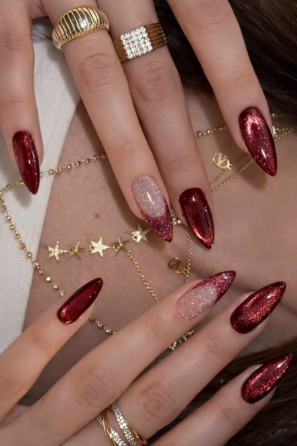 Rote Cat Eye Naegel mit French Akzent