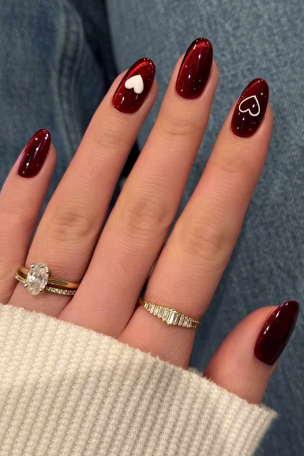 Rote Cat Eye Naegel mit Herzen