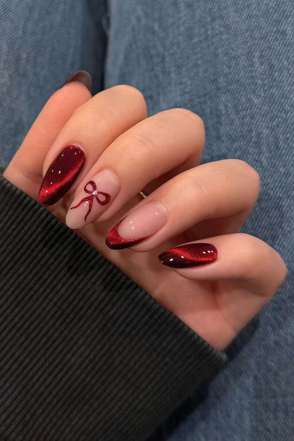 Rote Cat-Eye-Nägel mit Schleifen