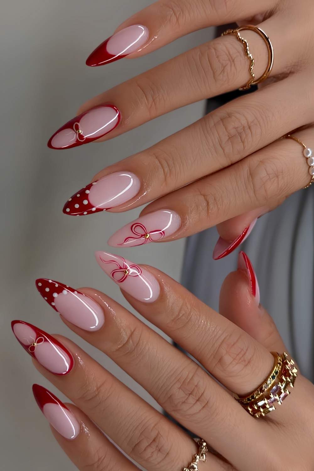 Rote French Naegel mit Schleifen und Polka Dots