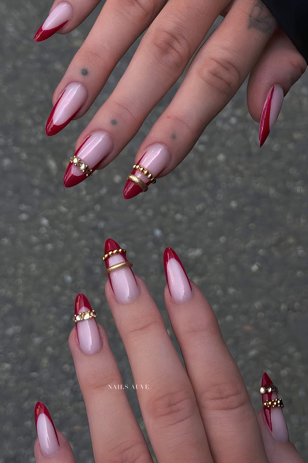 Rote French Naegel mit goldenen Armreif Details
