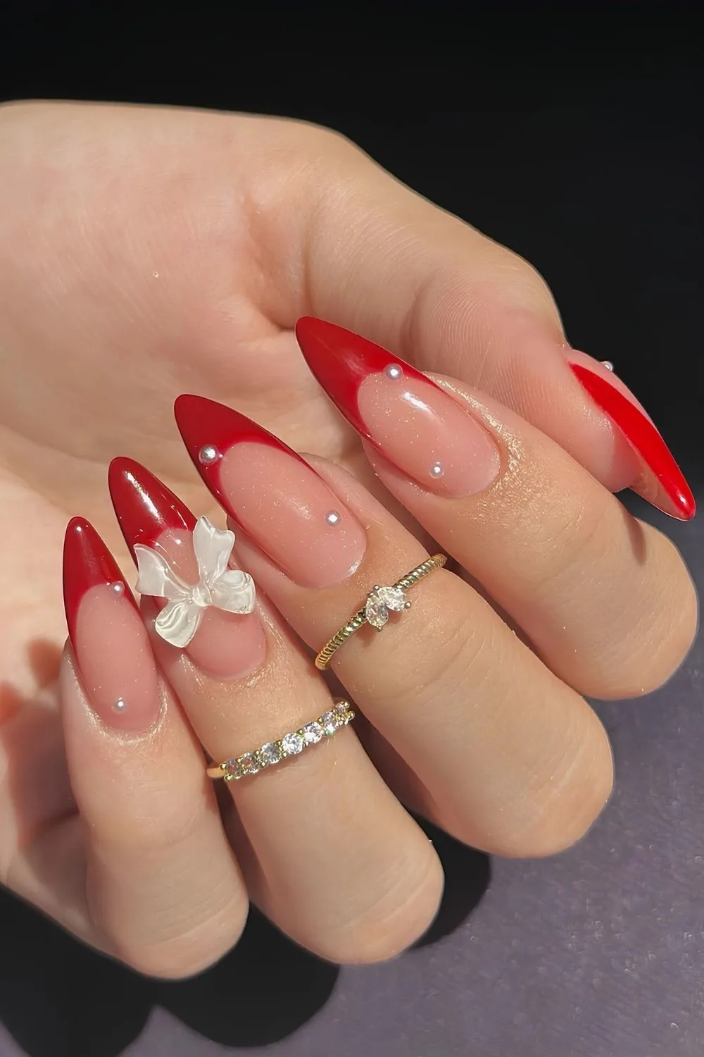 Rote French Nails mit Coquette-Schleifen
