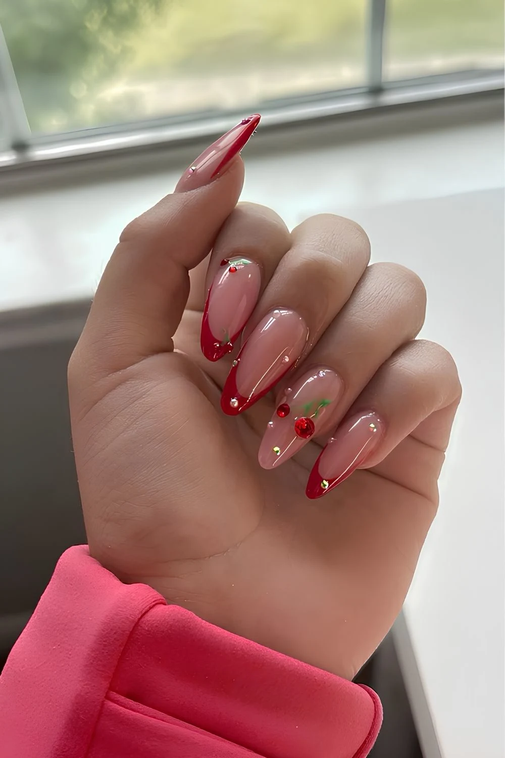 Rote French Nails mit Kirsch-Glitzersteinchen