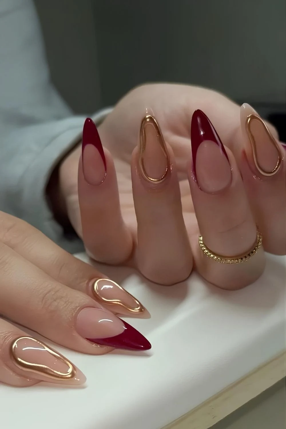 Rote French Nails mit goldenen Chrome-Details
