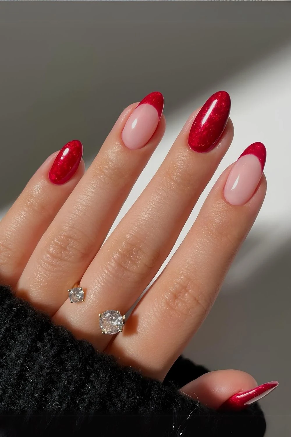 Rote Maniküre mit Perlen-Swirl-Finish