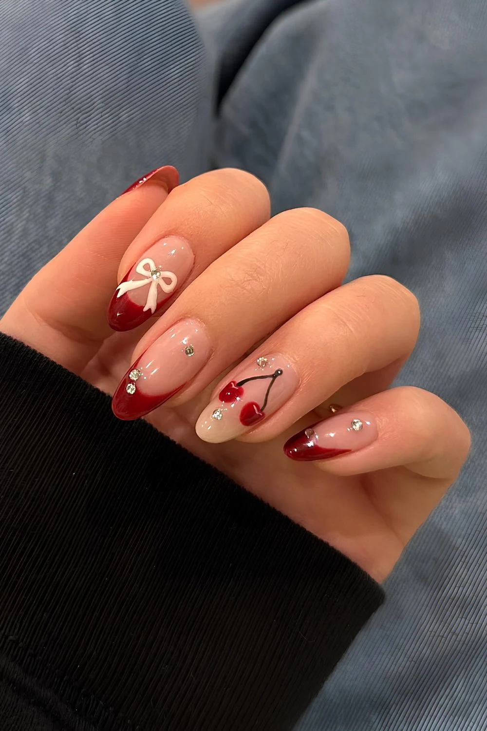 Rote Mix-and-Match French N&auml;gel mit Schleifen und Kirschen