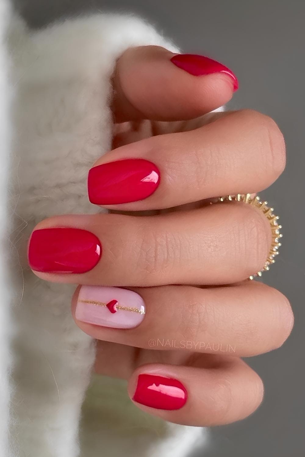 Rote Naegel mit Herzen und Goldglitzer