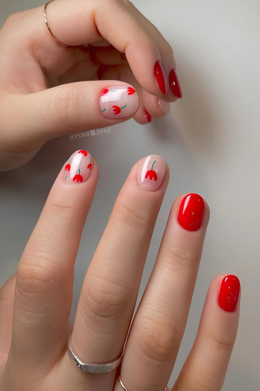 Rote Nägel mit Mini-Tulpen-Art