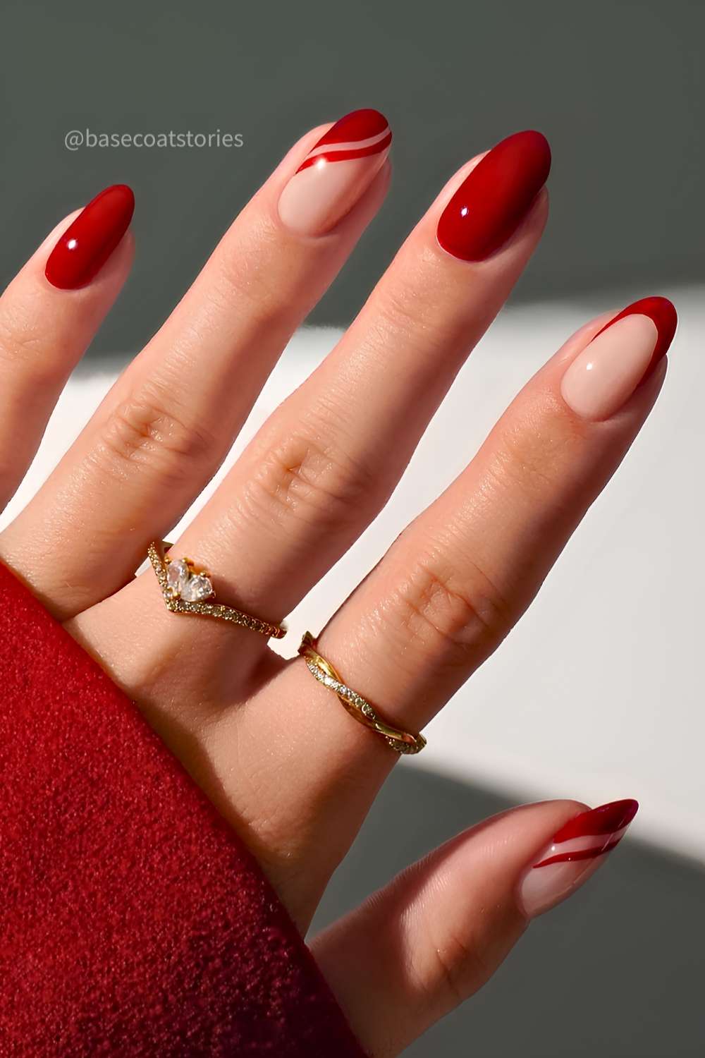 Rote Naegel mit Swirls und French Spitzen