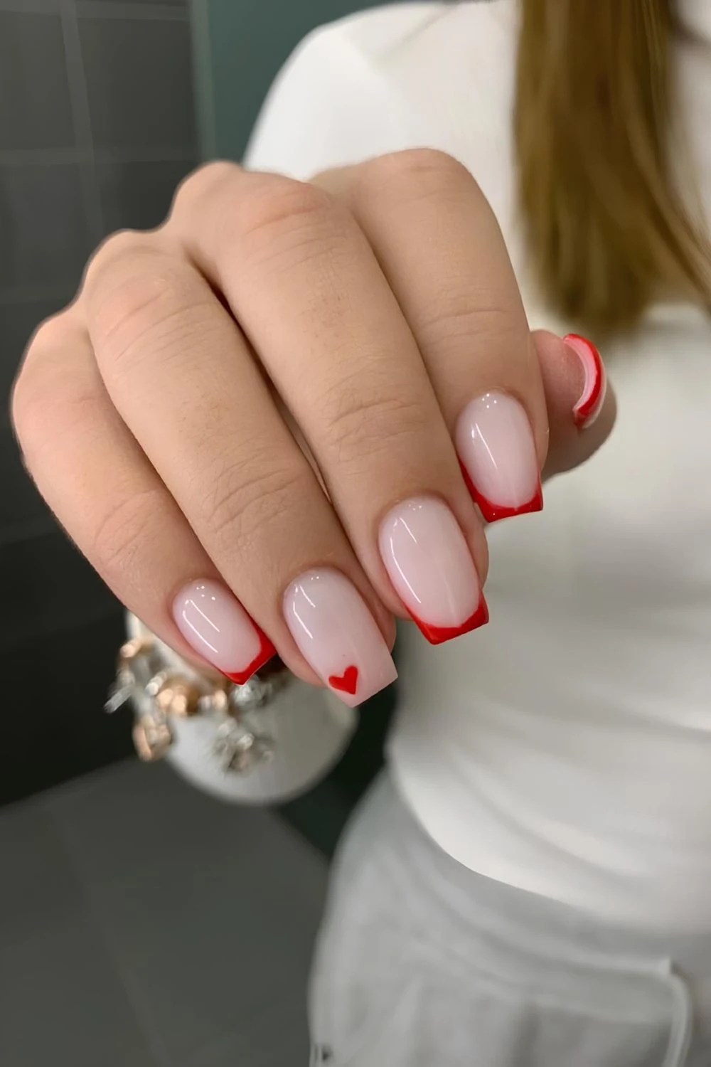 Rote French-Tips mit Herz-Motiv