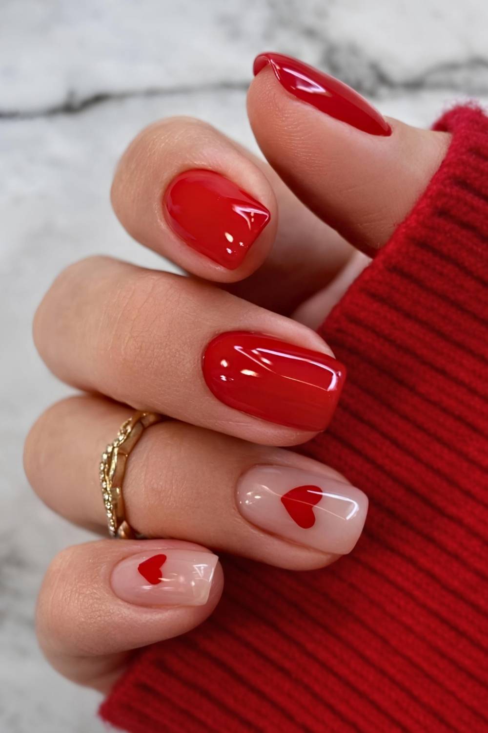 Rote und transparente Naegel mit Herzen