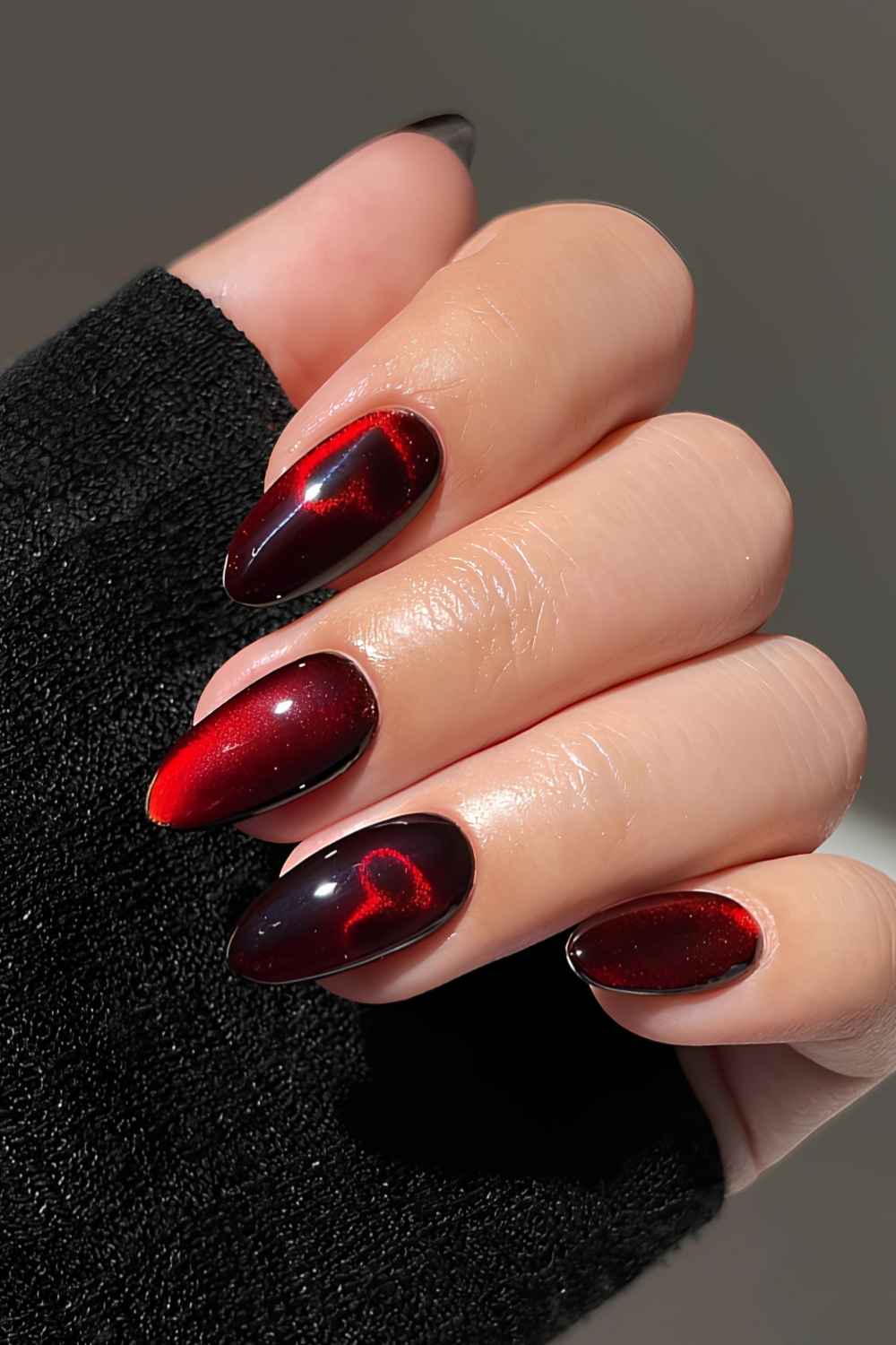 Schwarz rote Cat Eye Naegel mit Herzen