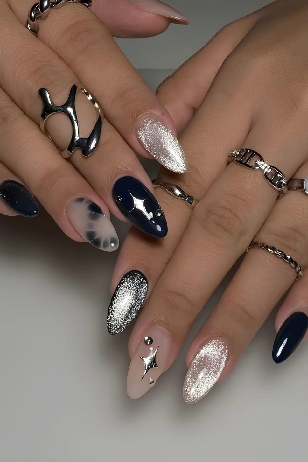 Schwarz-silberne Nägel mit Cat-Eye- und Animal-Print-Details