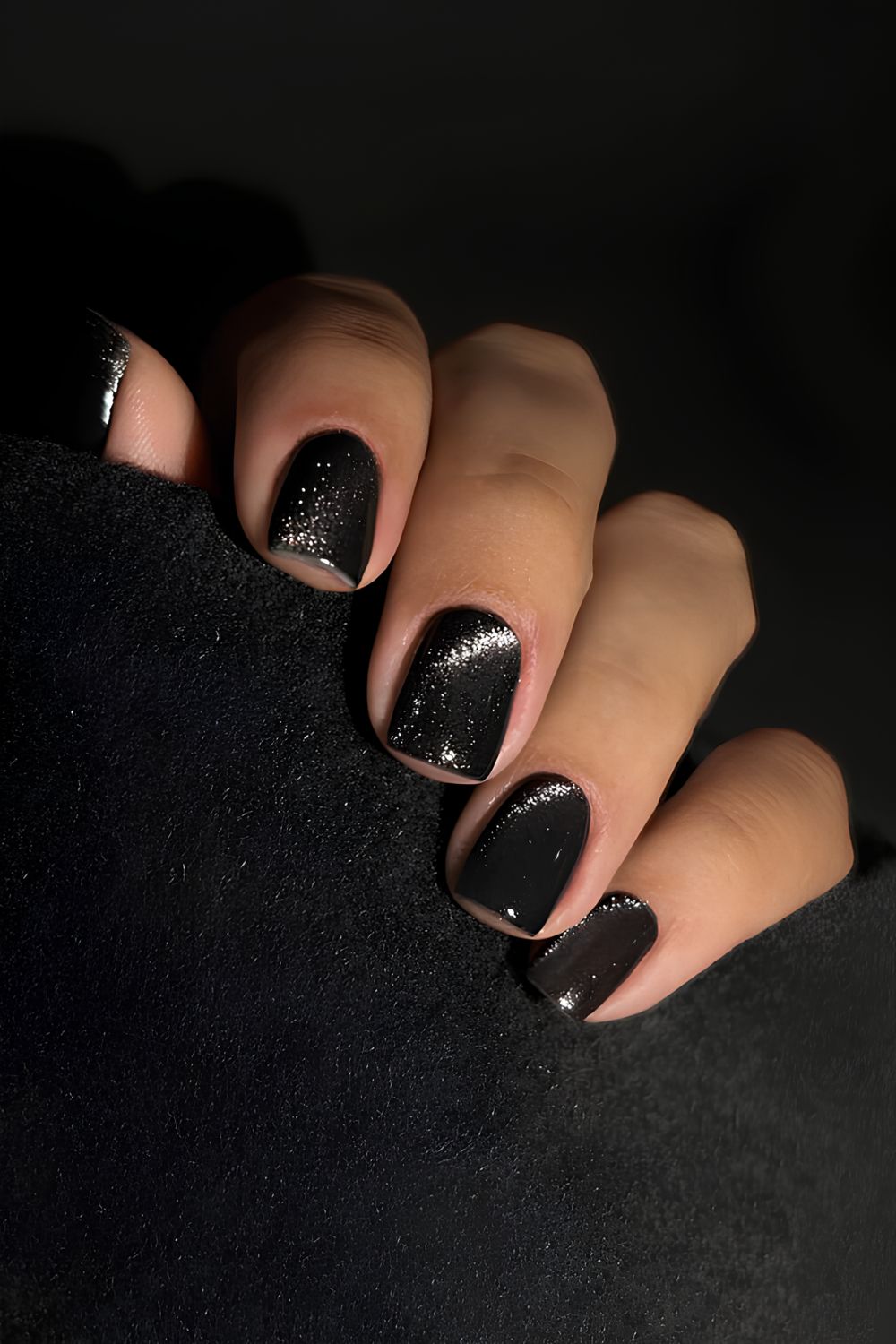 Schwarze Cat-Eye-Maniküre