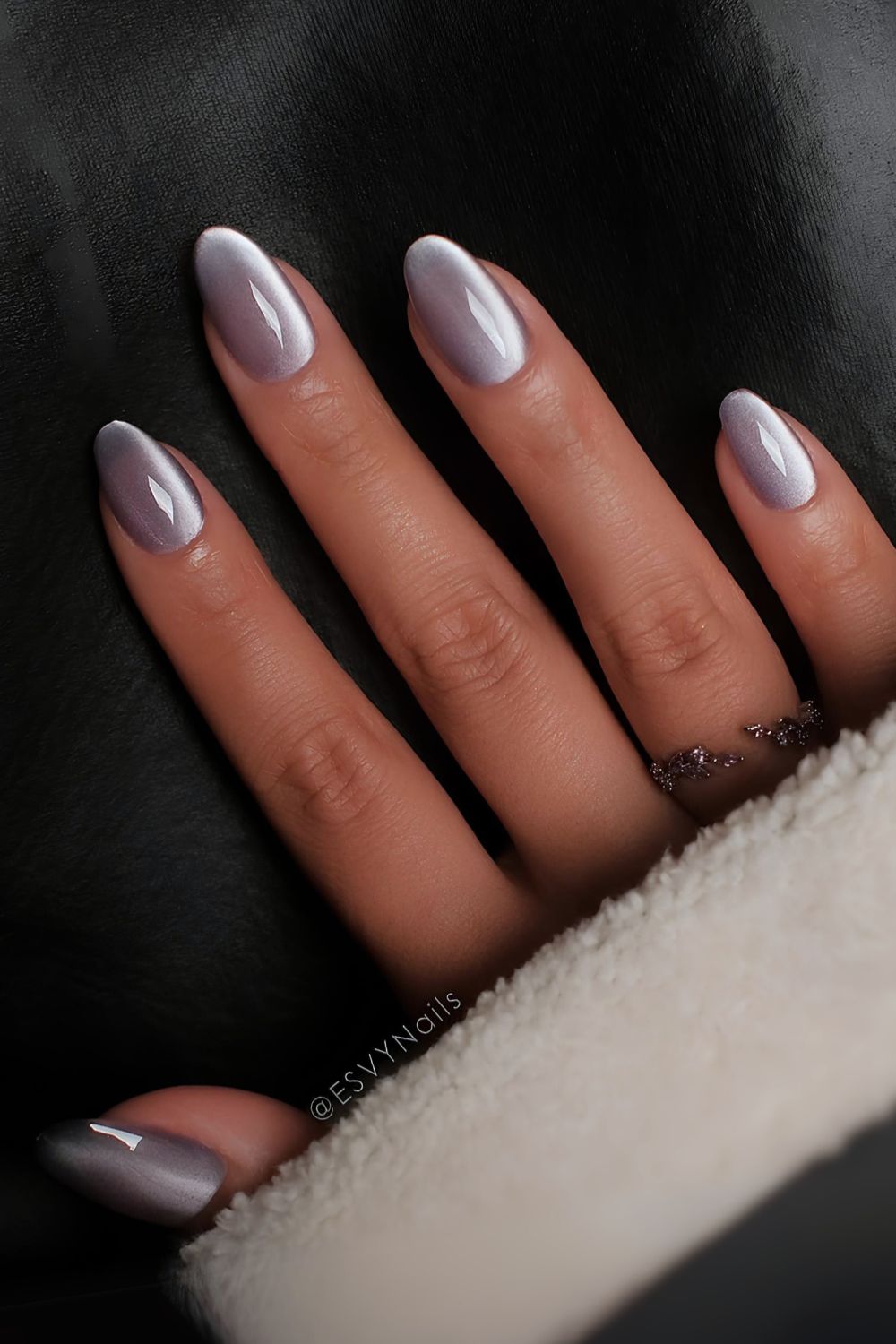 Silberne Cat-Eye-Maniküre