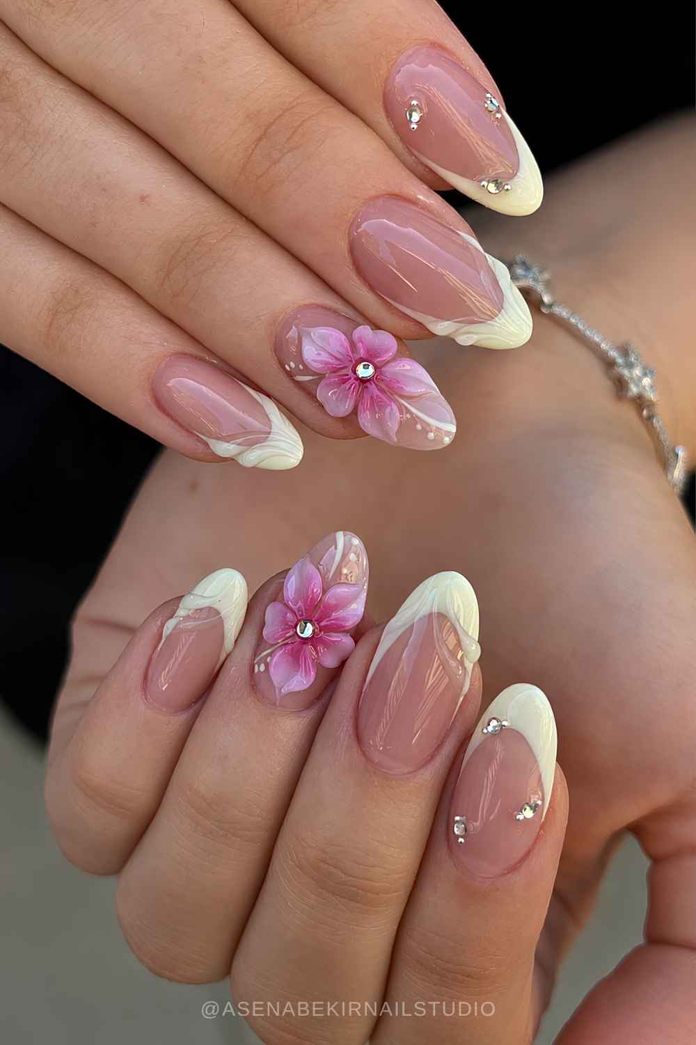 Strukturierte Vanille French Naegel mit pinken Blumen