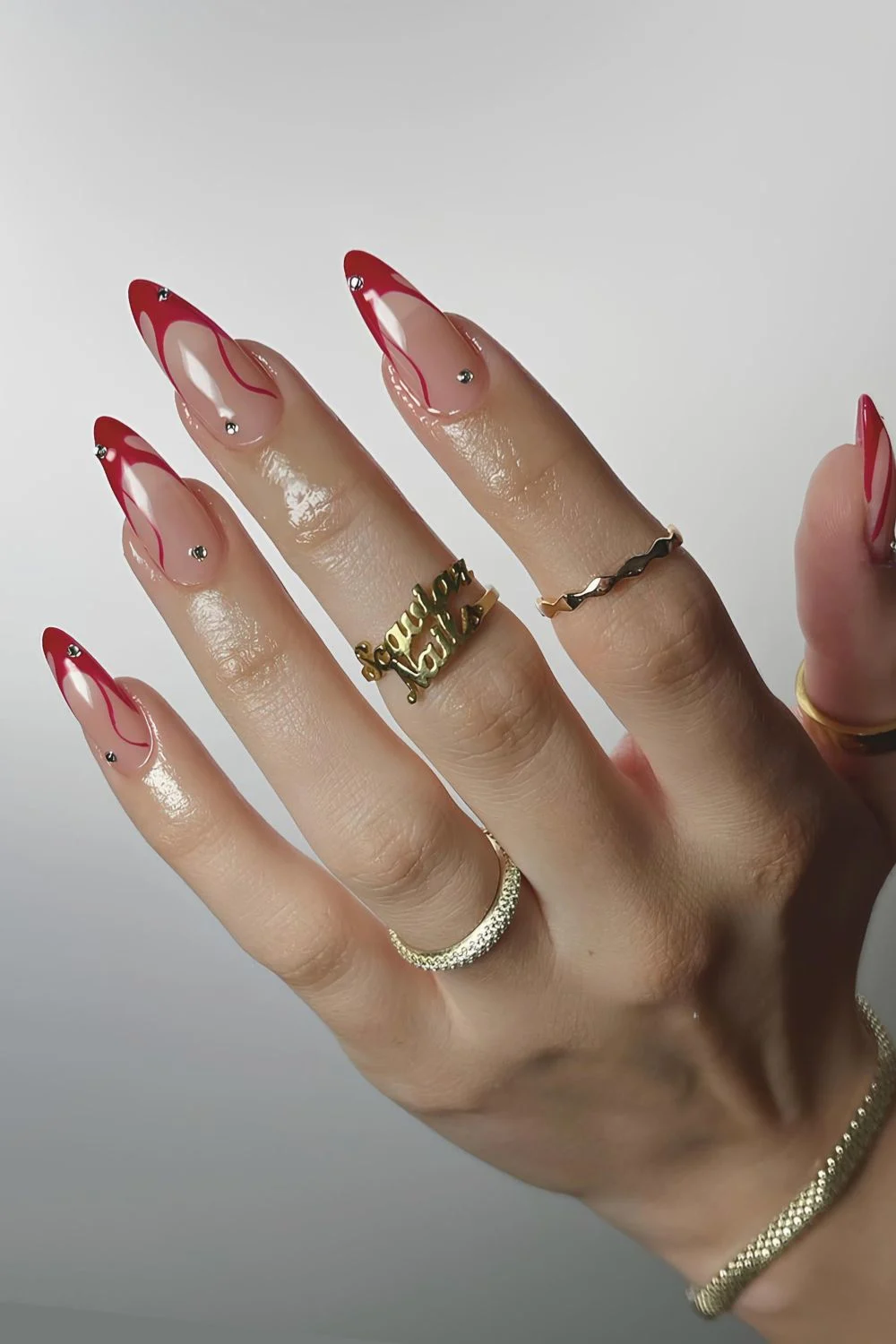 Swirly French-Tip-Manikuere in roter Farbe