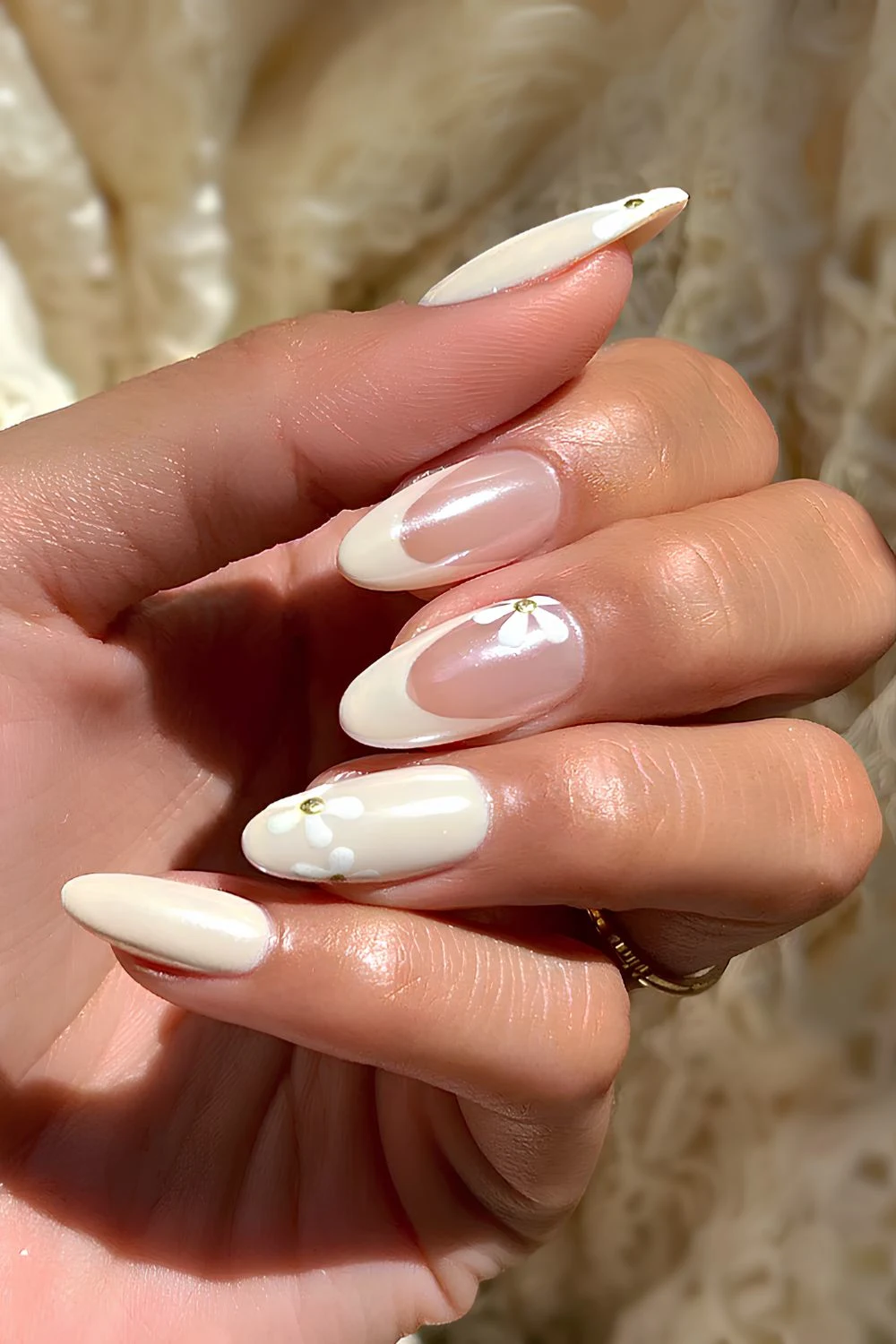 Vanilla-Maniküre mit Gänseblümchen-Akzenten