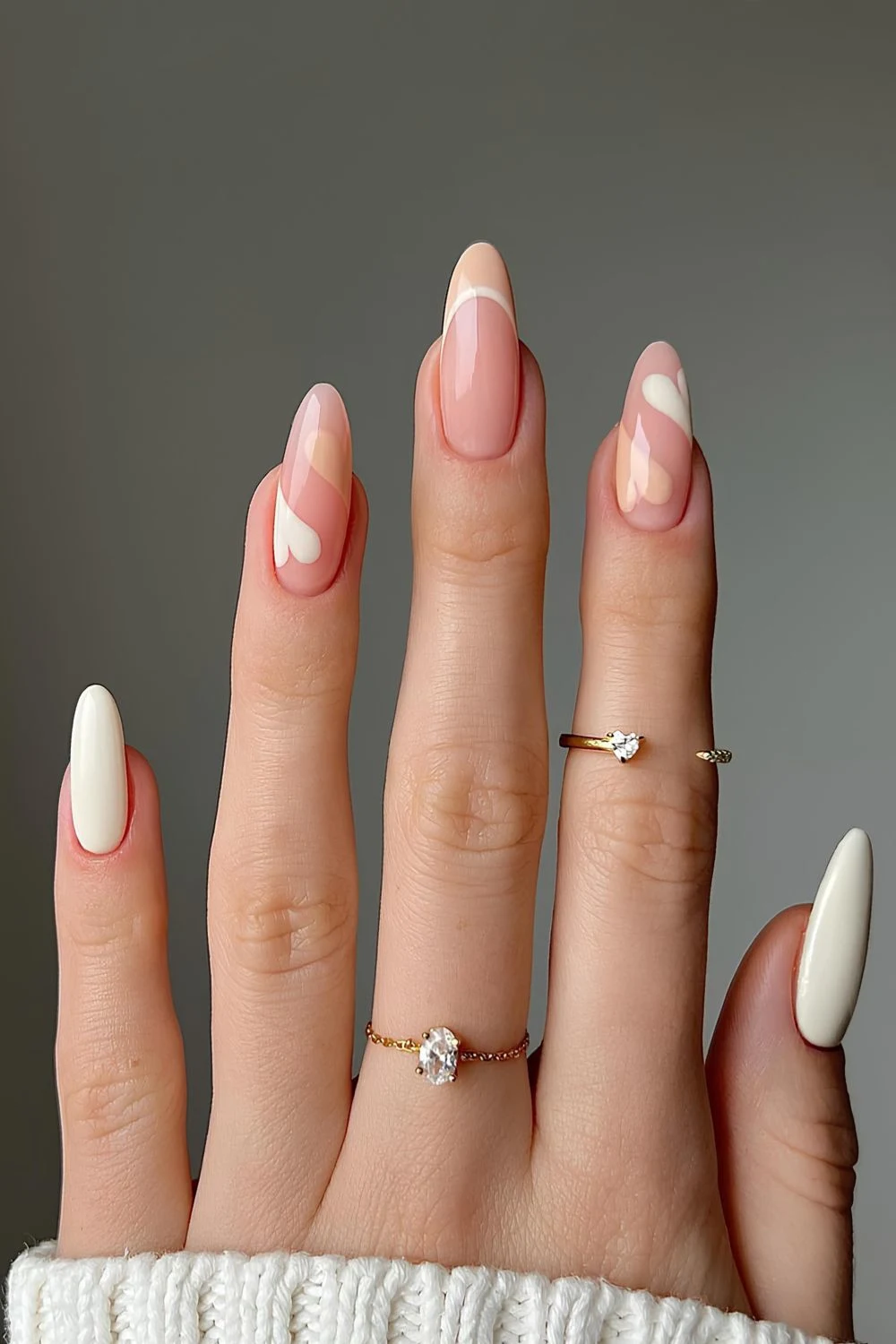 Vanilla- und Pfirsich-Nägel mit Herzdetails