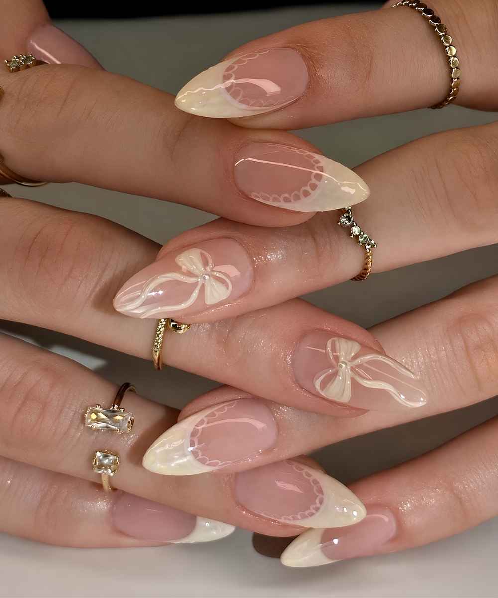 Vanille French Naegel mit Spitze und Schleifen