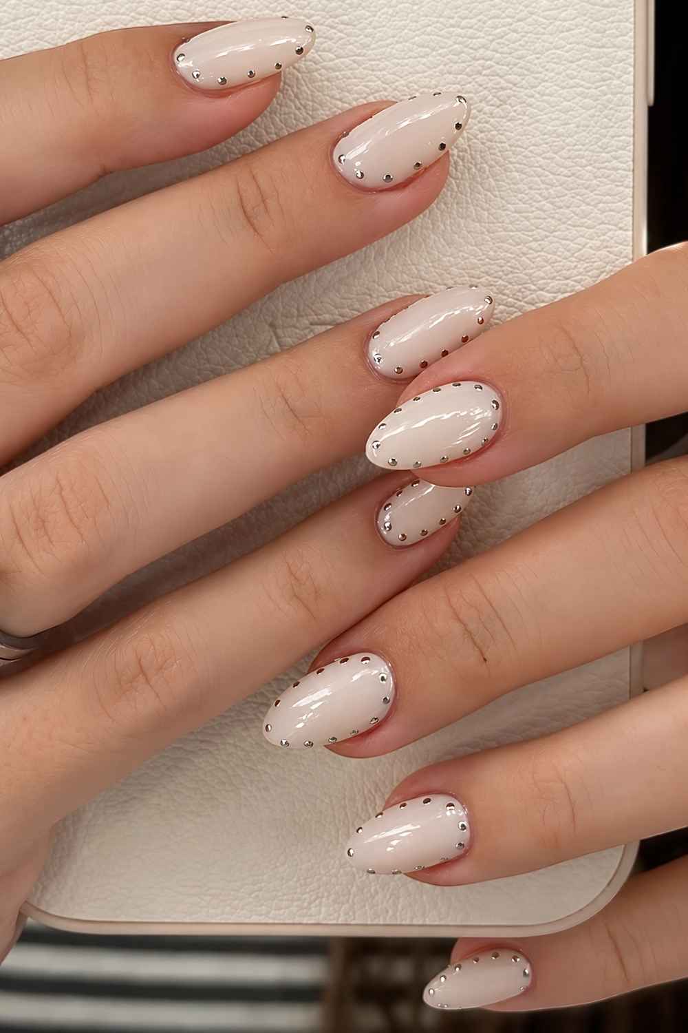 Vanille Manikuere mit silbernem Halo Rand