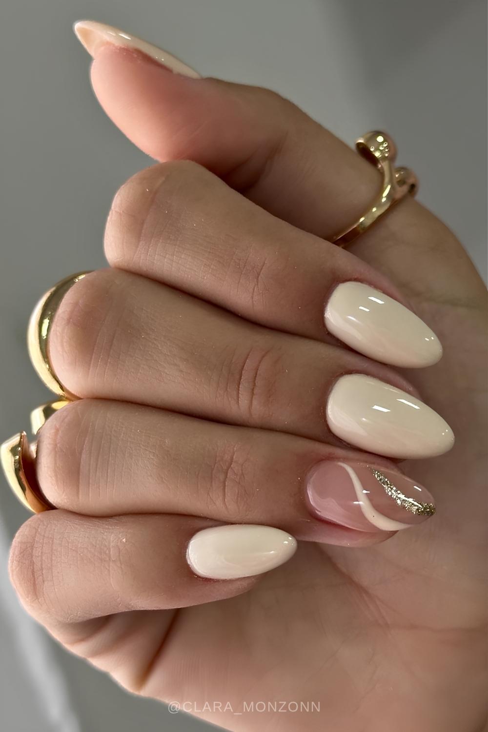 Vanille Naegel mit Glitzer und Linien