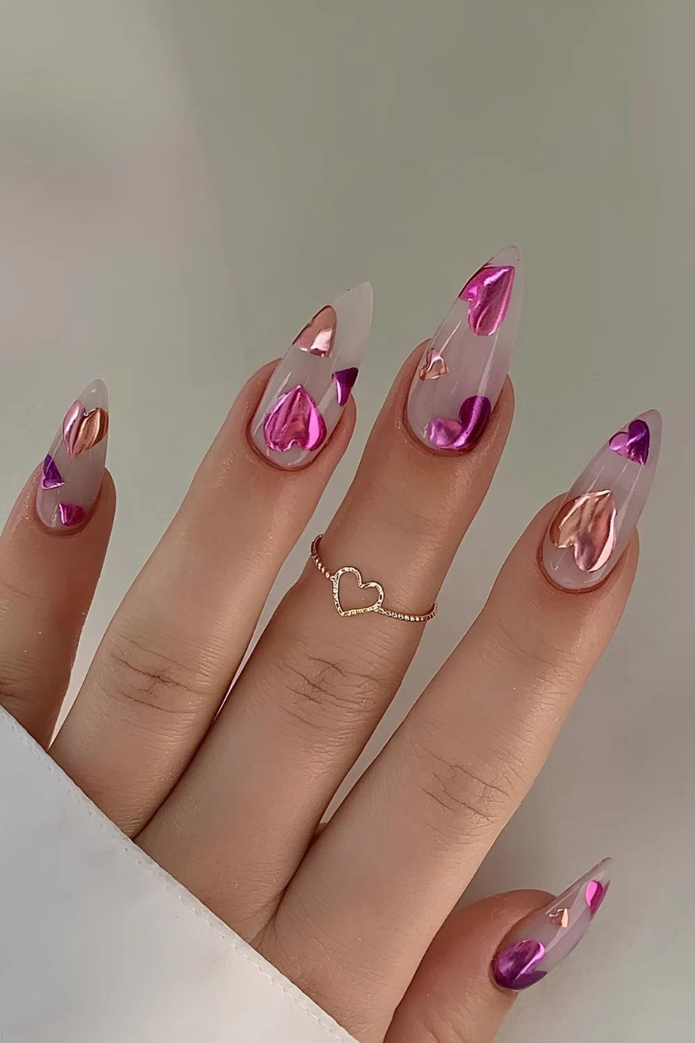Weiche milchige Nägel mit Chrome-Herz-Akzenten in Lila, Rosa und Roségold