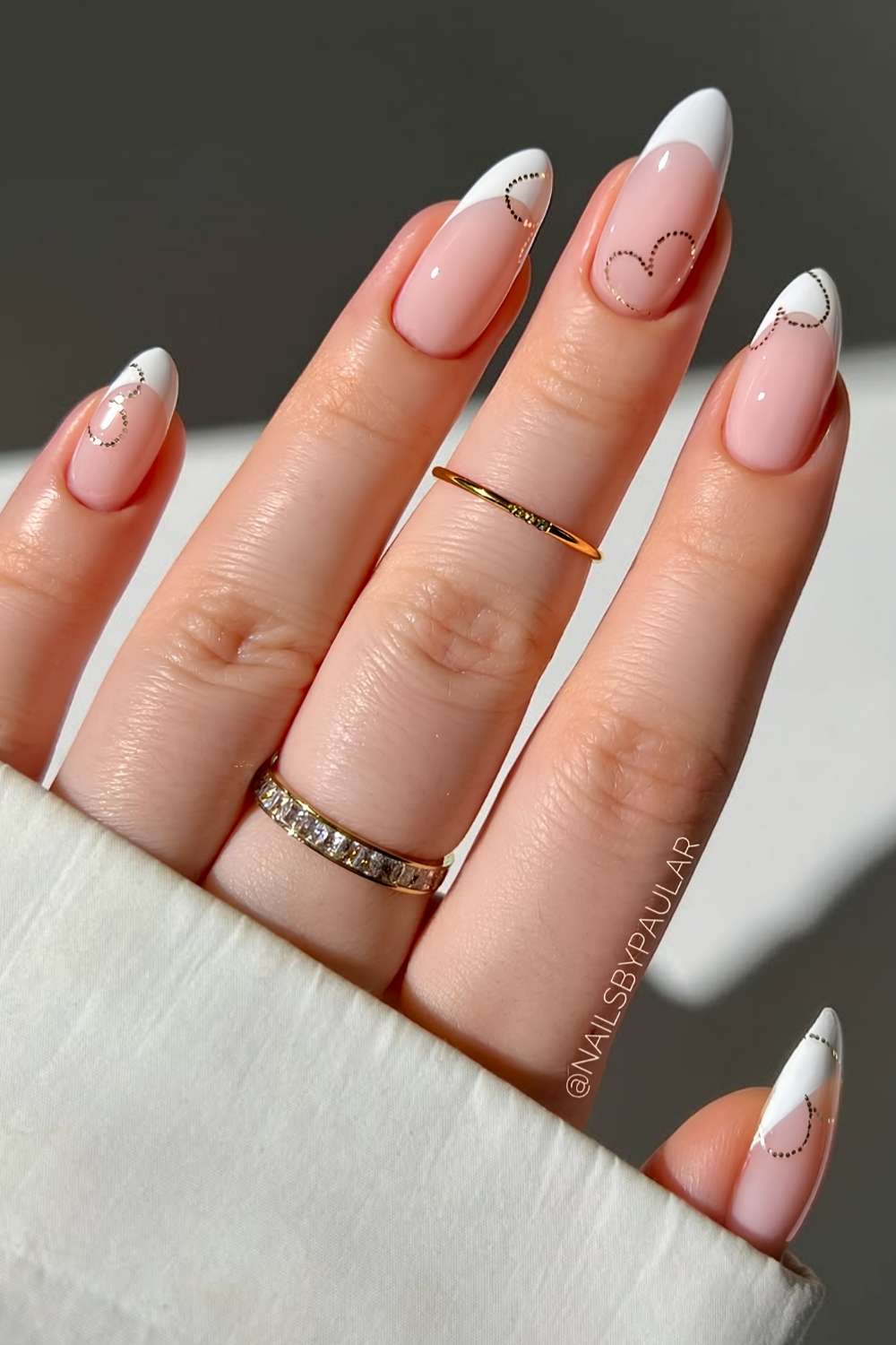 Weisse French Naegel mit glitzernden Herz Konturen