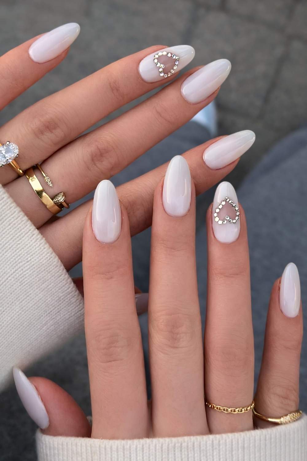 Weisse Naegel mit Strass Herzen