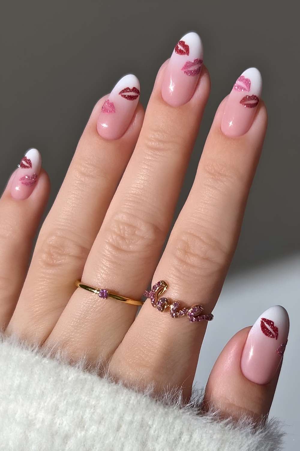 Weisse Ombre Naegel mit Kussmotiv