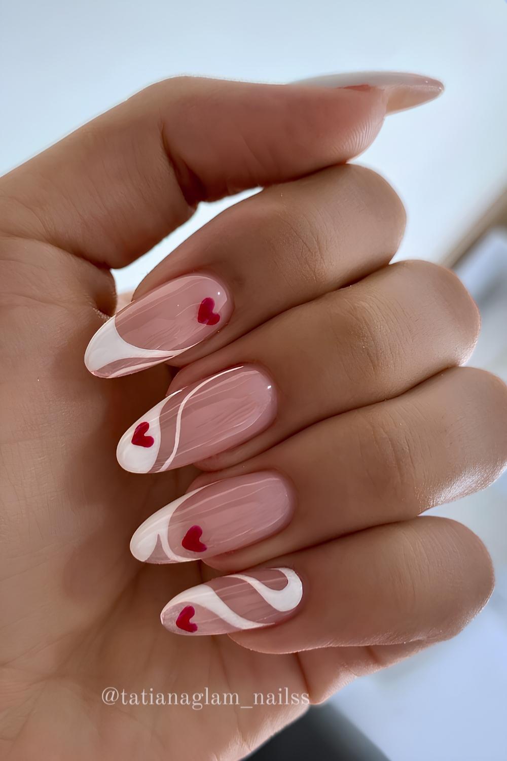 Weisse Swirl French Naegel mit roten Herzen