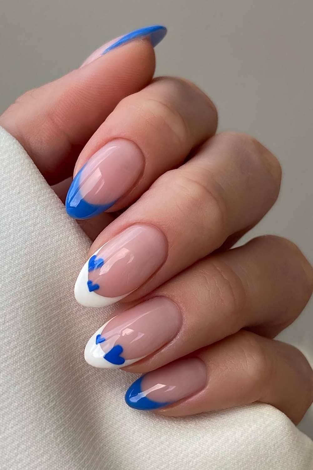 Weisse blaue French Naegel mit Herzen