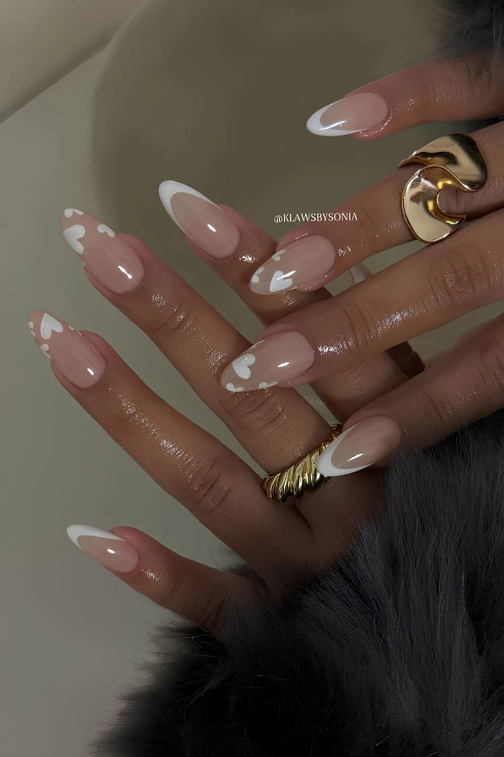 Weiße French-Tip-Mani mit Herz-Akzenten