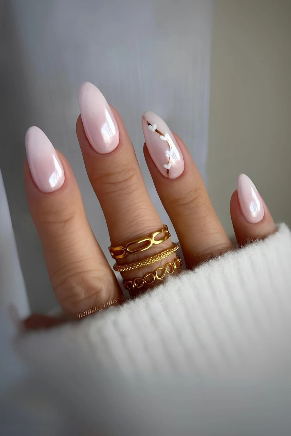 Weiße-zu-rosa Ombre-Nägel mit Herzen