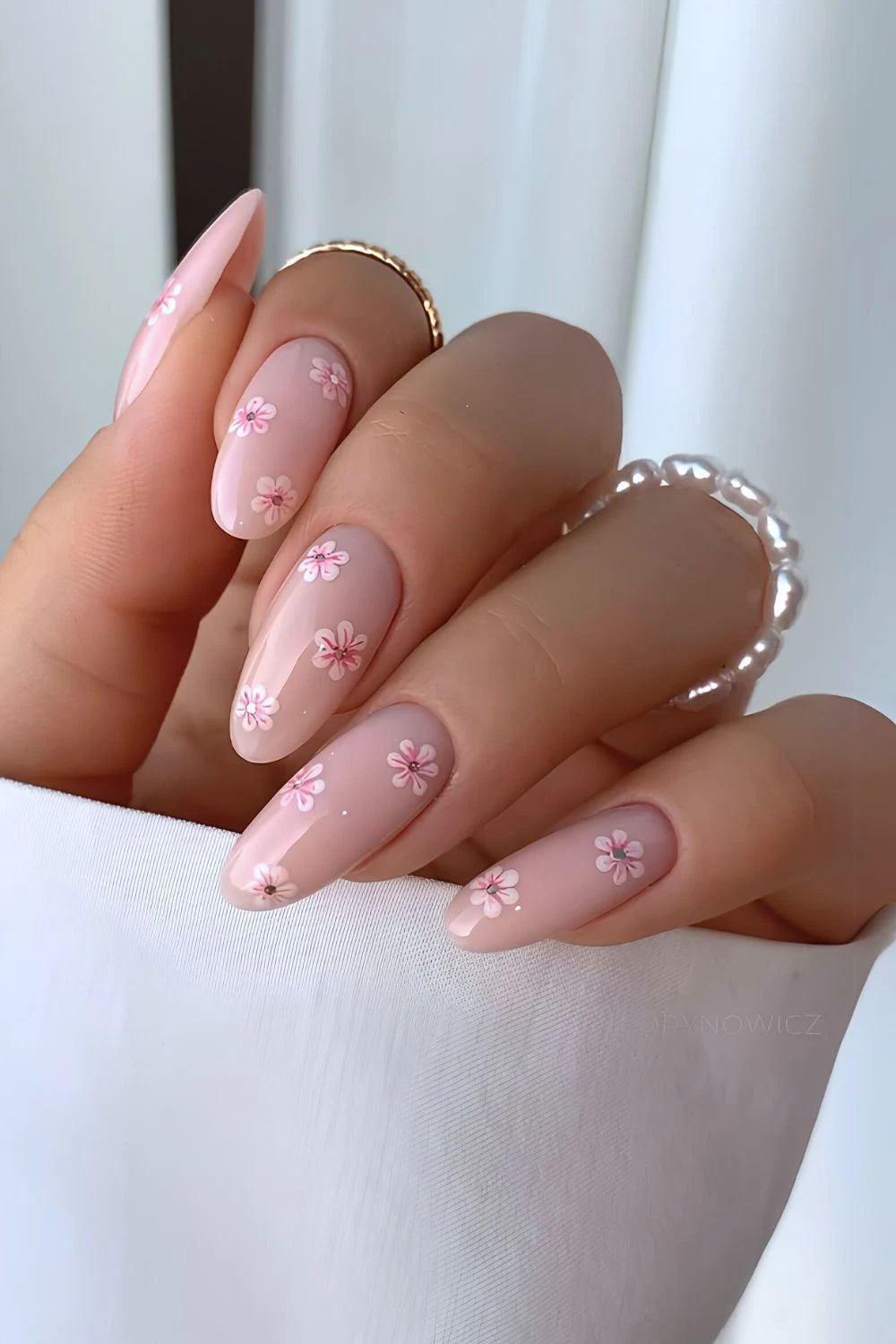 Zartrosa Nägel mit Mini-Blümchen