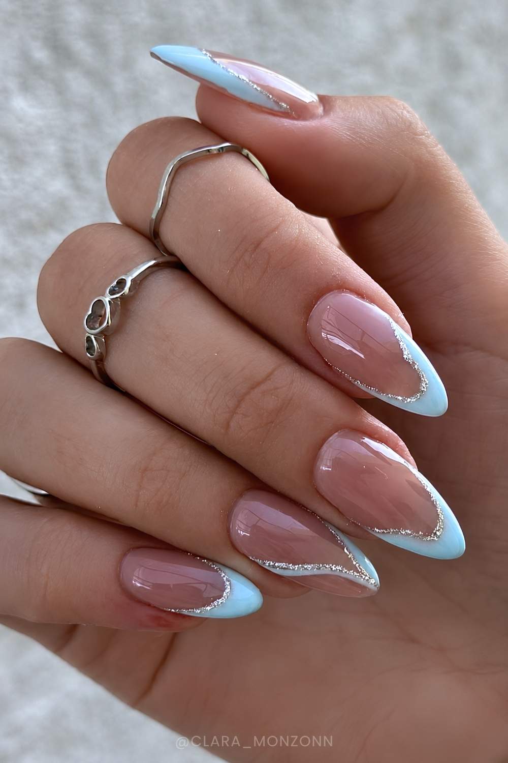 Abstrakte blaue French Mani mit Silberglitzer