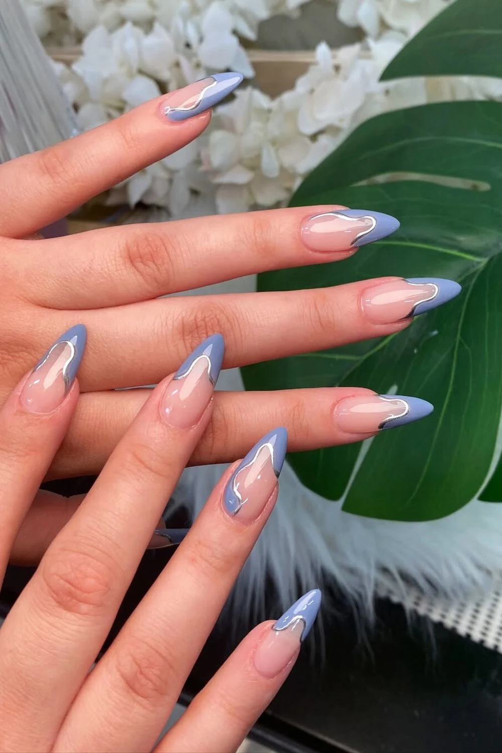 Abstrakte blaue French-Nägel mit goldenen Chrome-Linien