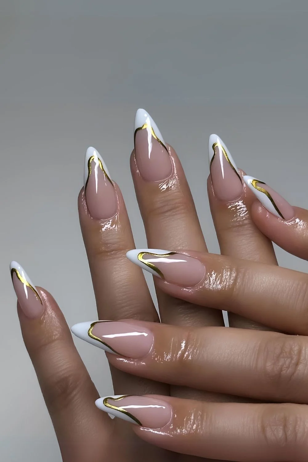 Abstrakte weiße und goldene French Nails