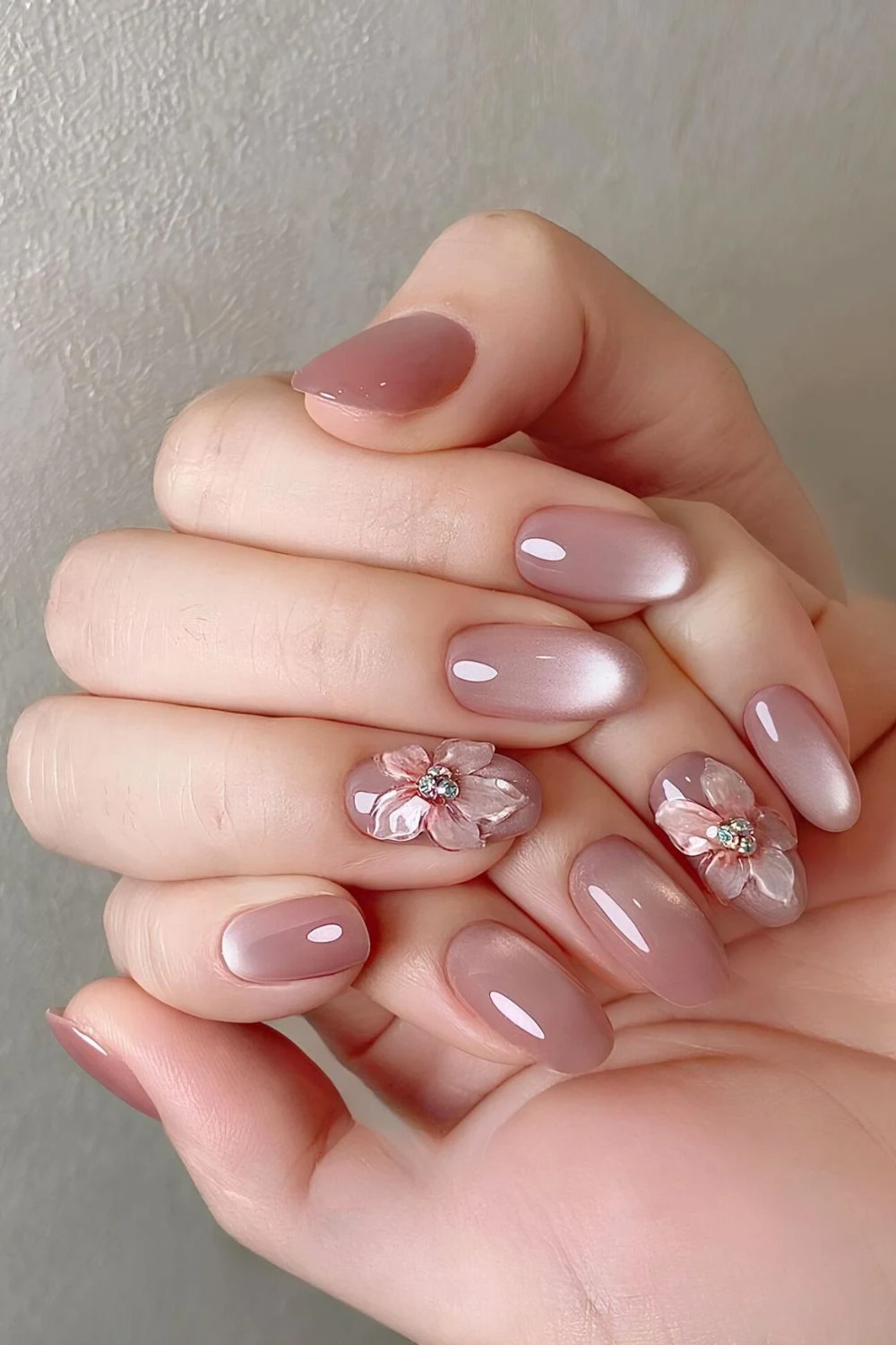 Altrosa Cat-Eye-Maniküre mit Blumen