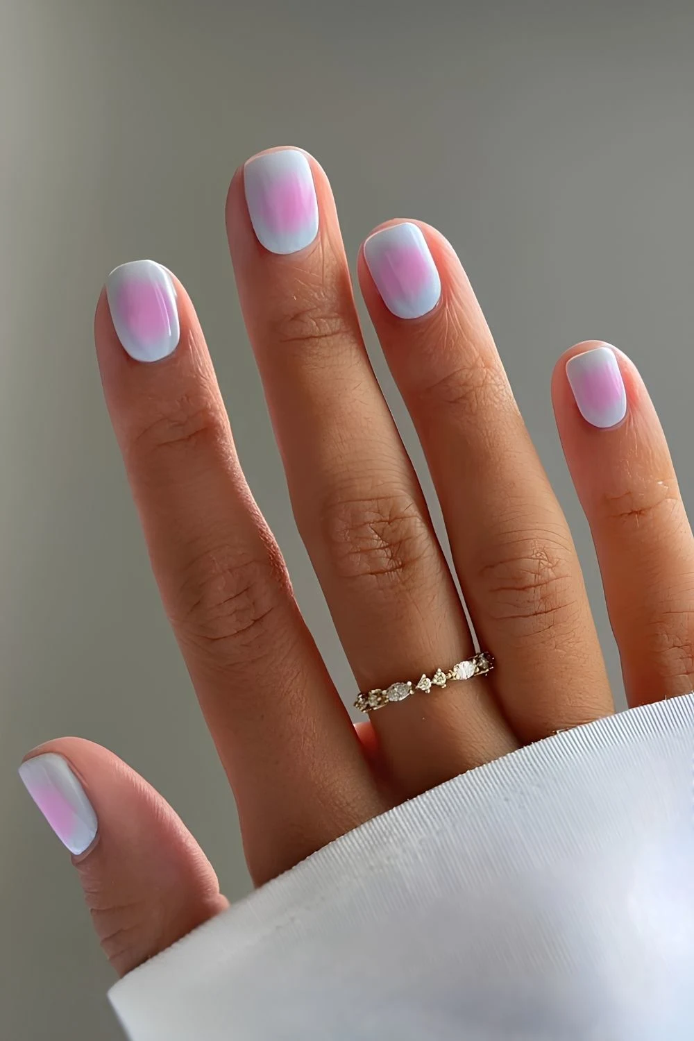 Aura-Nägel in Babyblau und Rosa