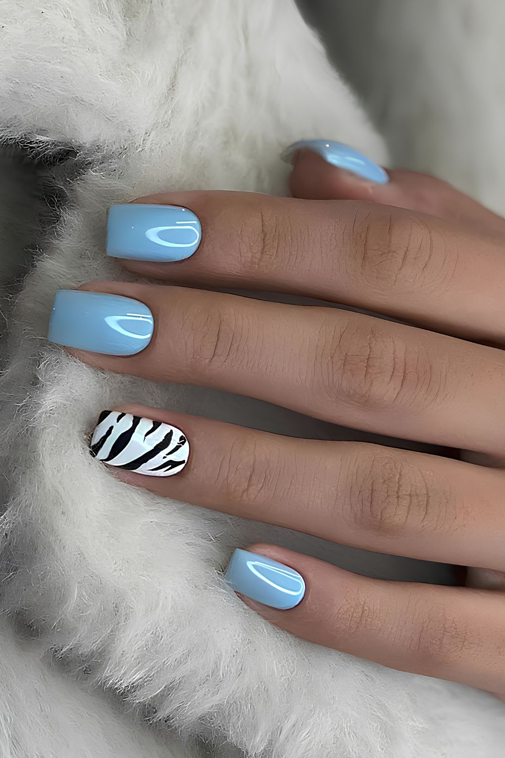 Babyblaue Mani mit Animal-Print-Akzent