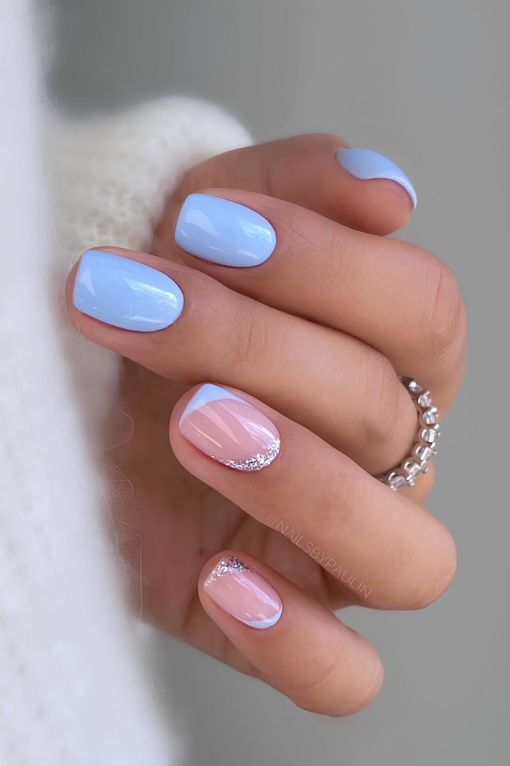 Babyblaue Nägel mit Glitzer-Details