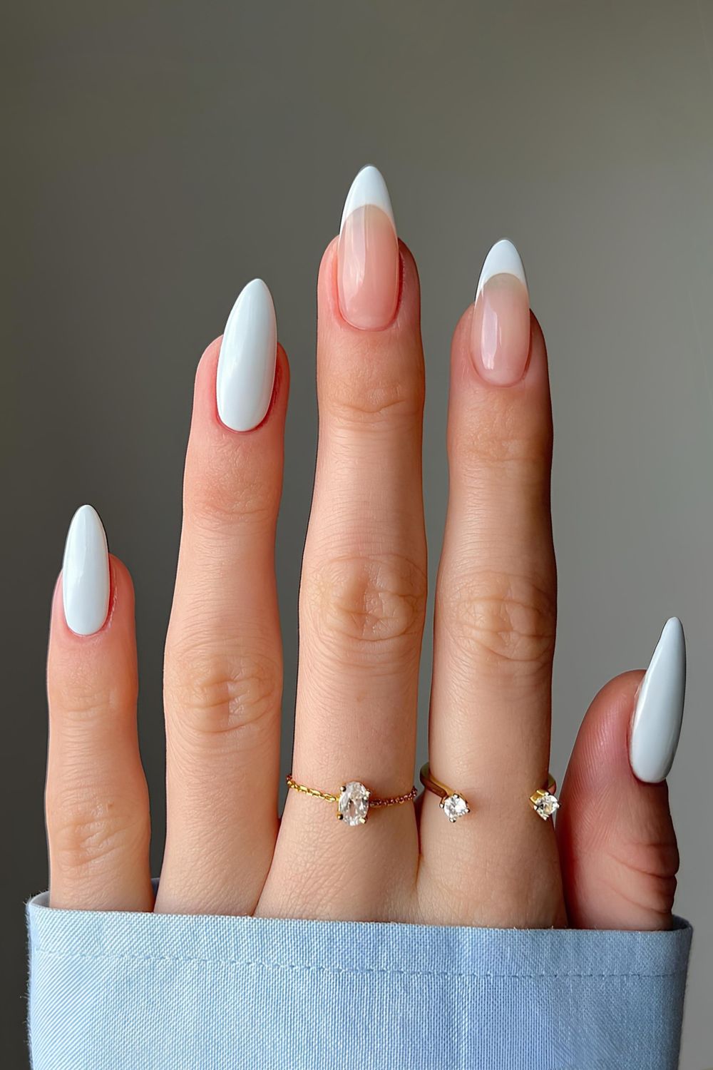 Blassblaue Nägel mit French-Tip-Akzent
