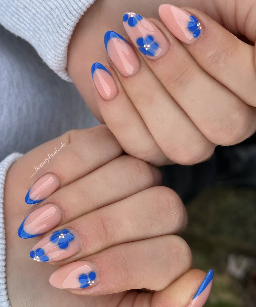 Blaue French Mani mit Blooming Gel Blumen