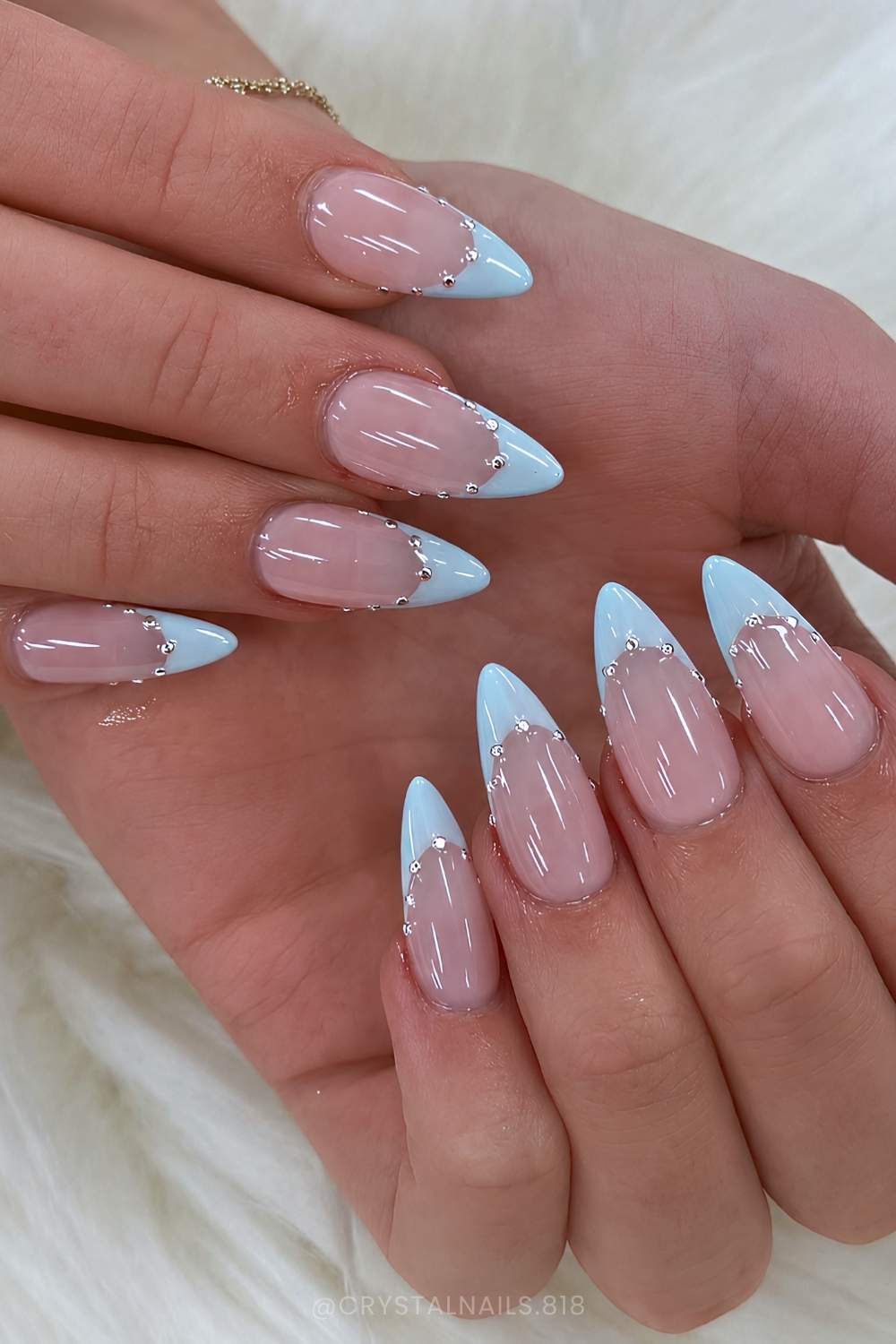 Blaue French Mani mit silbernen Studs