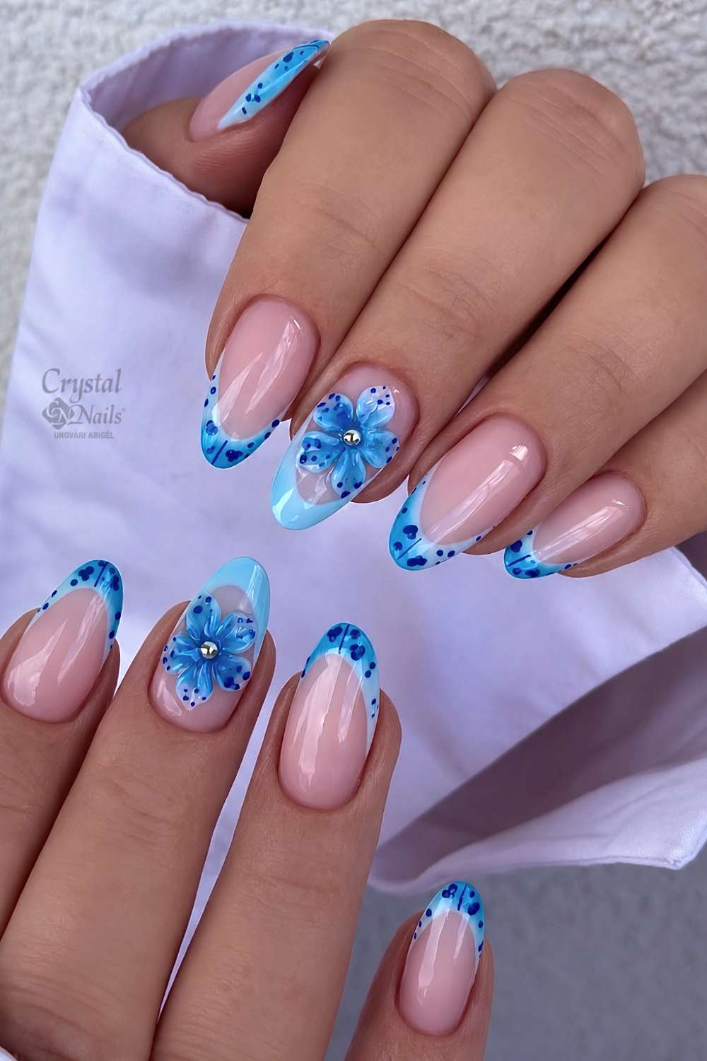 Blaue French Mani mit tropischen Blumen